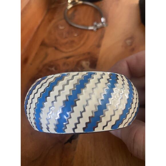 Vintage Silver Tone, Blue and Cream Enamel Spring Loaded Bracelet - Picture 7 of 9